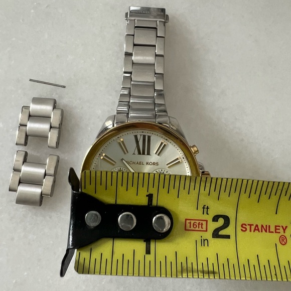 🎀Michael Kors oversized watch model MK5710 really good used condition🎀 - Picture 4 of 5